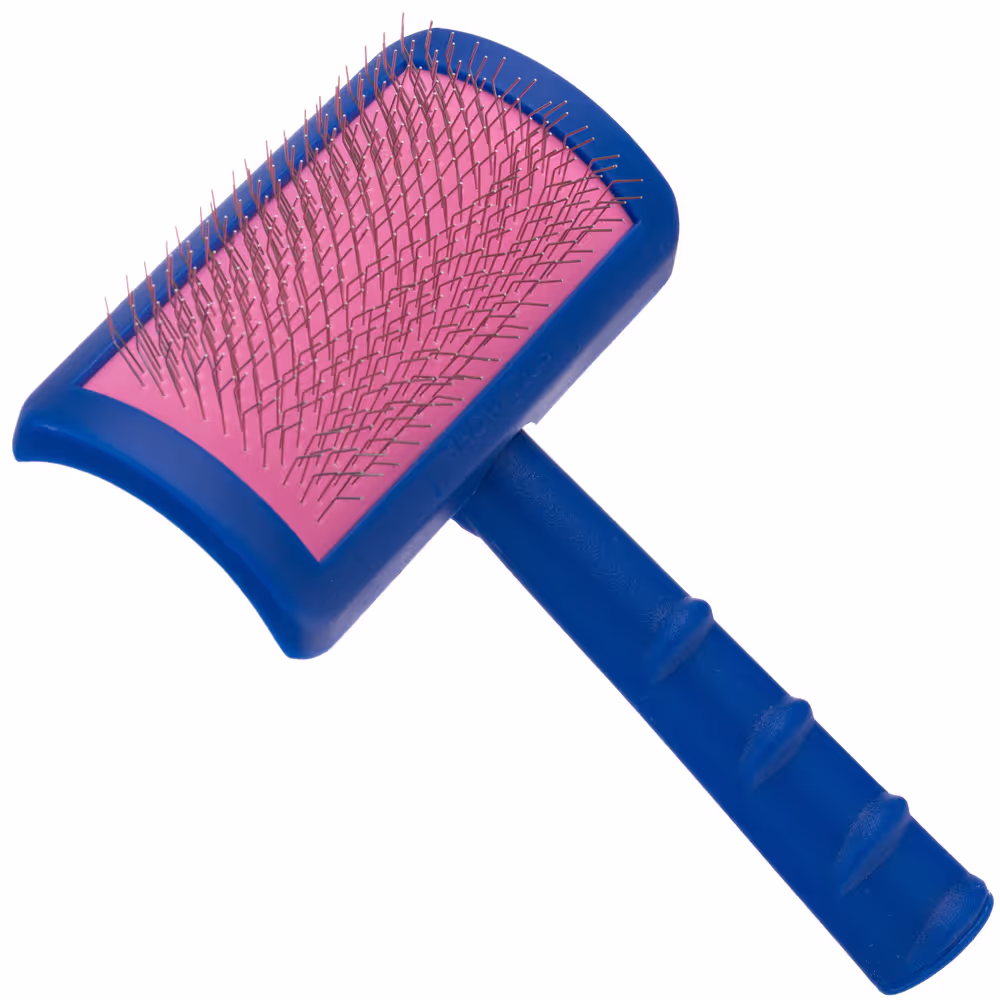 Show Tech Tuffer - szczotka pudlówka średniej wielkości, wygodnie wyprofilowana w łuk z igłami o równej długości. Unikalny kształt szczotki pozwala na wygodna pracę. Szczotka posiada twardą gumową poduszeczkę.